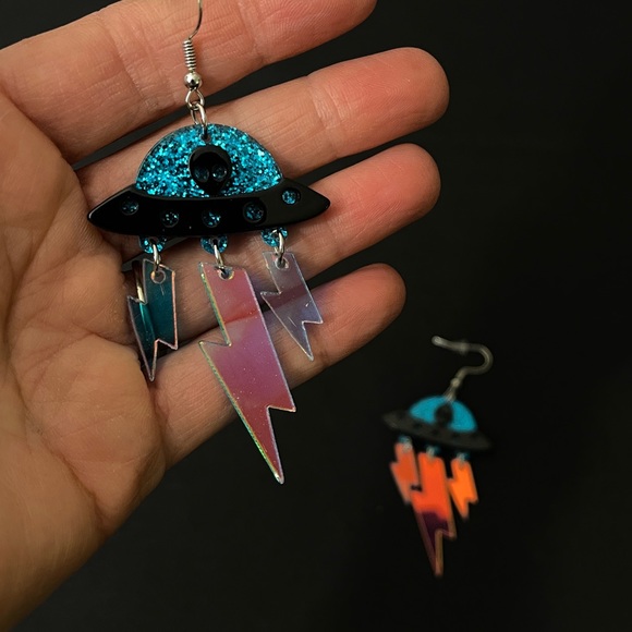 Alien in UFO with Lightning Dangles - Picture 5 of 10